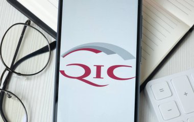 New York, ABD - 21 Haziran 2024: Katar Sigorta Logosu Telefon Ekranı, QIC Şirket Simgesi.