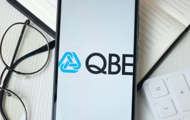 New York, ABD - 21 Haziran 2024: QBE Sigorta Logosu Telefon Ekranı, Şirket Simgesi.