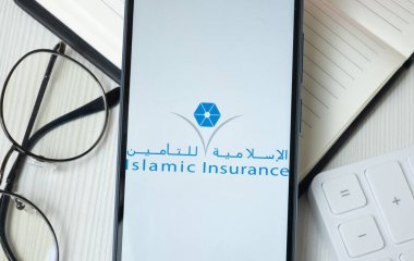 New York, ABD - 21 Haziran 2024: Katar İslami Sigorta Grubu Logosu Telefon Ekranı, Şirket Simgesi.