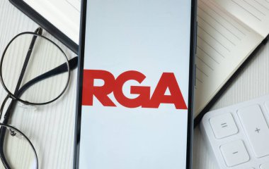 New York, ABD - 21 Haziran 2024: Amerika Logosu Yeniden Sigorta Grubu Telefon Ekranı, RGA Şirket Simgesi.