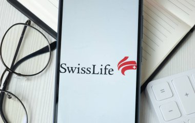 New York, ABD - 21 Haziran 2024: İsviçre Yaşam Logosu Telefon Ekranında, Şirket Simgesi.