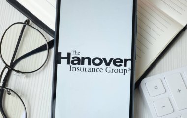 New York, ABD - 21 Haziran 2024: Hanover Sigorta Grubu Logosu Telefon Ekranı, Şirket Simgesi.