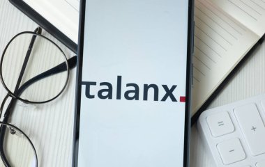 New York, ABD - 21 Haziran 2024: Talanx Logosu Telefon Ekranı, Şirket Simgesi.