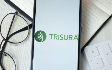 New York, ABD - 21 Haziran 2024: Trisura Grup Logosu Telefon Ekranı, Şirket Simgesi.