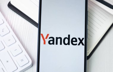 New York, ABD - 30 Haziran 2024: Yandex Logosu Telefon Ekranı, Şirket Simgesi.