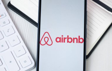New York, ABD - 30 Haziran 2024: Airbnb Logosu Telefon Ekranı, Şirket Simgesi.