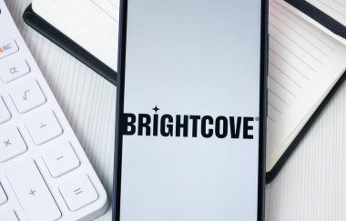 New York, ABD - 30 Haziran 2024: Brightcove Logosu Telefon Ekranı, Şirket Simgesi.