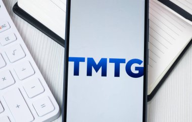 New York, ABD - 30 Haziran 2024: Trump Media Technology Group Logo on Phone Screen, TMTG Company Icon.