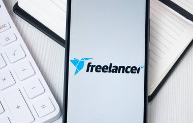 New York, ABD - 30 Haziran 2024: Telefon Ekranında Serbest Çalışan Logosu, Şirket Simgesi.