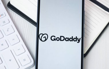 New York, ABD - 30 Haziran 2024: GoDaddy Logosu Telefon Ekranı, Şirket Simgesi.