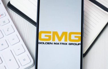 New York, ABD - 30 Haziran 2024: Altın Matris Grubu Logosu Telefon Ekranı, GMG Company Icon.