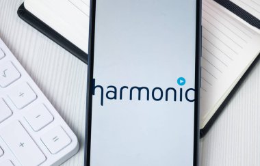 New York, ABD - 30 Haziran 2024: Telefon Ekranında Harmonik Logo, Şirket Simgesi.