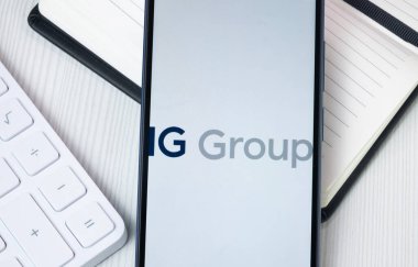 New York, ABD - 30 Haziran 2024: IG Grup Logosu Telefon Ekranı, Şirket Simgesi.