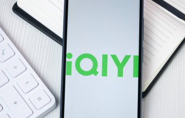 New York, ABD - 30 Haziran 2024: iQIYI Logosu Telefon Ekranı, Şirket Simgesi.