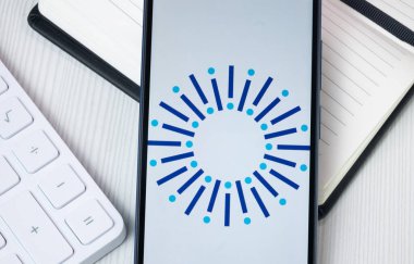 New York, ABD - 30 Haziran 2024: Telefon Ekranında Buluşma Grubu Logosu, Şirket Simgesi.