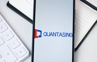 New York, ABD - 30 Haziran 2024: QuantaSing Group Logosu Telefon Ekranı, Şirket Simgesi.