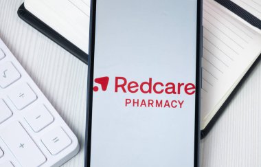 New York, ABD - 30 Haziran 2024: Redcare Eczane Logosu Telefon Ekranı, Şirket Simgesi.