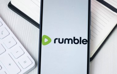 New York, ABD - 30 Haziran 2024: Telefon Ekranında Rumble Logosu, Şirket Simgesi.
