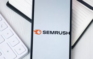 New York, ABD - 30 Haziran 2024: Semrush Logosu Telefon Ekranında, Şirket Simgesi.