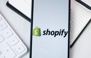 New York, ABD - 30 Haziran 2024: Telefon Ekranında Dükkan Logosu, Şirket Simgesi.