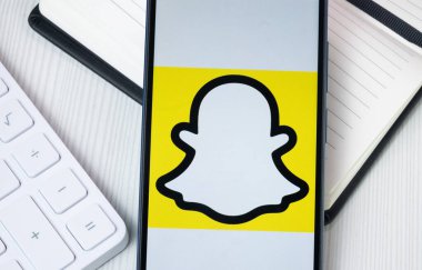 New York, ABD - 30 Haziran 2024: Telefon Ekranında Snap Inc Logosu, Şirket Simgesi.