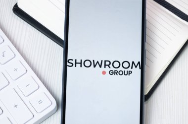 New York, ABD - 30 Haziran 2024: SRP Groupe Logosu Telefon Ekranı, Showroom Group Company Icon.