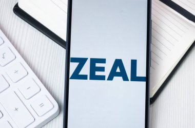 New York, ABD - 30 Haziran 2024: Zeal Network Logosu Telefon Ekranı, Şirket Simgesi.