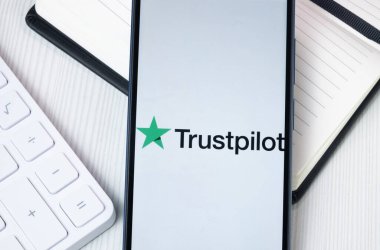 New York, ABD - 30 Haziran 2024: Rehber Grup Logosu Telefon Ekranı, Şirket Simgesi.