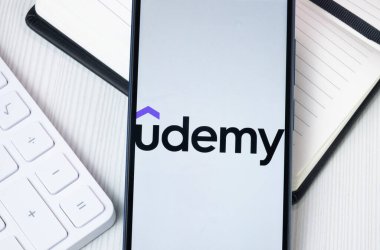 New York, ABD - 30 Haziran 2024: Telefon Ekranında Udemi Logosu, Şirket Simgesi.