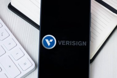 New York, ABD - 30 Haziran 2024: Telefon Ekranında Verisign Logosu, Şirket Simgesi.