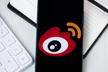 New York, ABD - 30 Haziran 2024: Weibo Logosu Telefon Ekranı, Şirket Simgesi.
