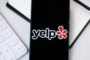New York, ABD - 30 Haziran 2024: Yelp Logosu Telefon Ekranında, Şirket Simgesi.