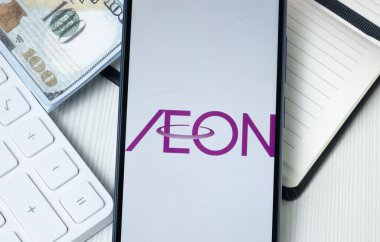 New York, ABD - 30 Haziran 2024: Telefon Ekranında Aeon Logosu, Şirket Simgesi.