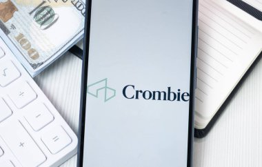 New York, ABD - 30 Haziran 2024: Crombie Emlak Logosu Telefon Ekranı, Şirket Simgesi.