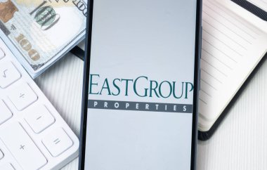 New York, ABD - 30 Haziran 2024: EastGroup Mülkiyet Logosu Telefon Ekranı, Şirket Simgesi.