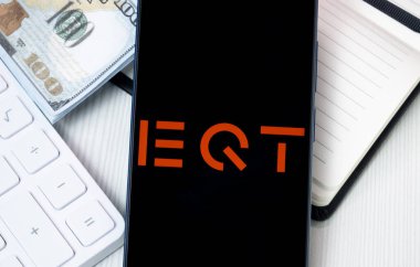 New York, ABD - 30 Haziran 2024: Telefon Ekranında EQT Logosu, Şirket Simgesi.