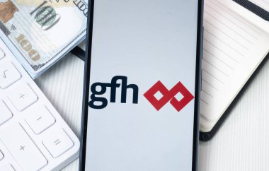 New York, ABD - 30 Haziran 2024: GFH Finans Grubu Logosu Telefon Ekranı, Şirket Simgesi.