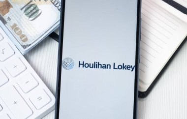 New York, ABD - 30 Haziran 2024: Houlihan Lokey Logo Telefon Ekranı, Şirket Simgesi.