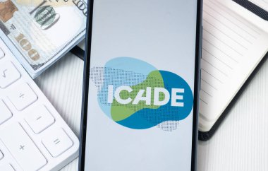 New York, ABD - 30 Haziran 2024: Telefon Ekranında Icade Logosu, Şirket Simgesi.