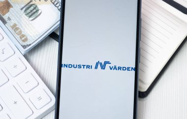 New York, ABD - 30 Haziran 2024: Telefon Ekranında Sanayi Logosu, Şirket Simgesi.