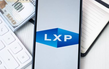 New York, ABD - 30 Haziran 2024: LXP Sanayi Tröstü Logosu Telefon Ekranı, Şirket Simgesi.