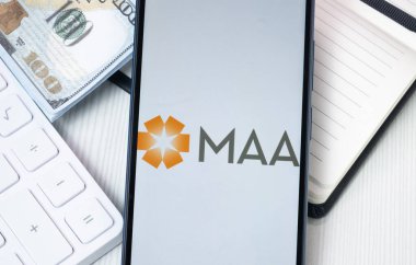 New York, ABD - 30 Haziran 2024: Orta Amerika Apartman Topluluğu Logosu Telefon Ekranında, MAA Company Simgesi.