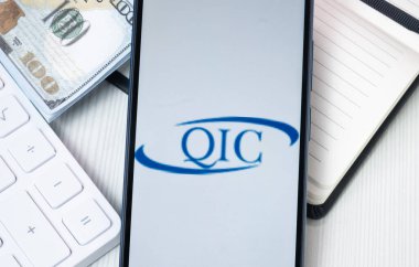 New York, ABD - 30 Haziran 2024: Telefon Ekranında QIC Logosu, Şirket Simgesi.