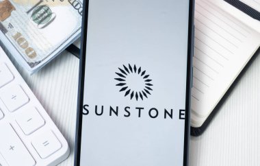 New York, ABD - 30 Haziran 2024: Sunstone Otel Yatırımcıları Logosu Telefon Ekranı, Şirket Simgesi.