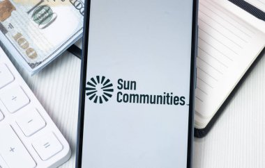 New York, ABD - 30 Haziran 2024: Sun Communities Logosu Telefon Ekranında, Şirket Simgesi.