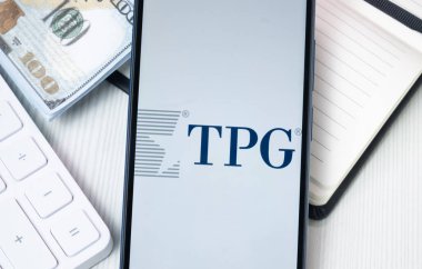 New York, ABD - 30 Haziran 2024: Telefon Ekranında TPG Logosu, Şirket Simgesi.