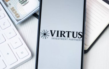 New York, ABD - 30 Haziran 2024: Virtus Yatırım Ortakları Logosu Telefon Ekranı, Şirket Simgesi.