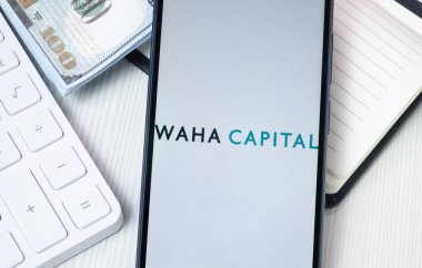 New York, ABD - 30 Haziran 2024: Waha Capital Logosu Telefon Ekranı, Şirket Simgesi.