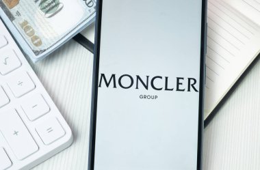 New York, ABD - 30 Haziran 2024: Moncler Logosu Telefon Ekranında, Şirket Simgesi.