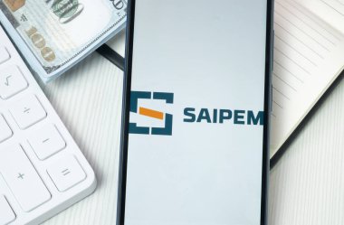 New York, ABD - 30 Haziran 2024: Saipem Logosu Telefon Ekranı, Şirket Simgesi.